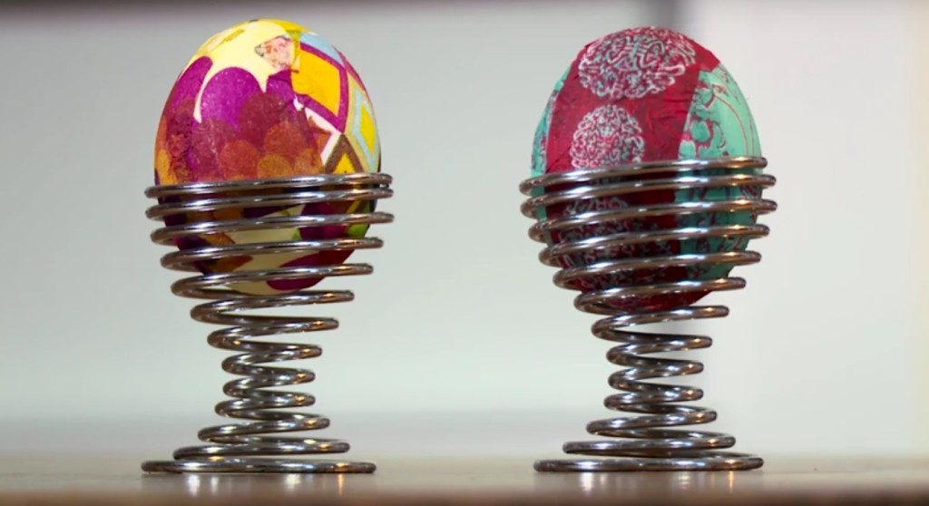 Ecco come si decorano le uova sode usando solo colla e tovagliolini di carta