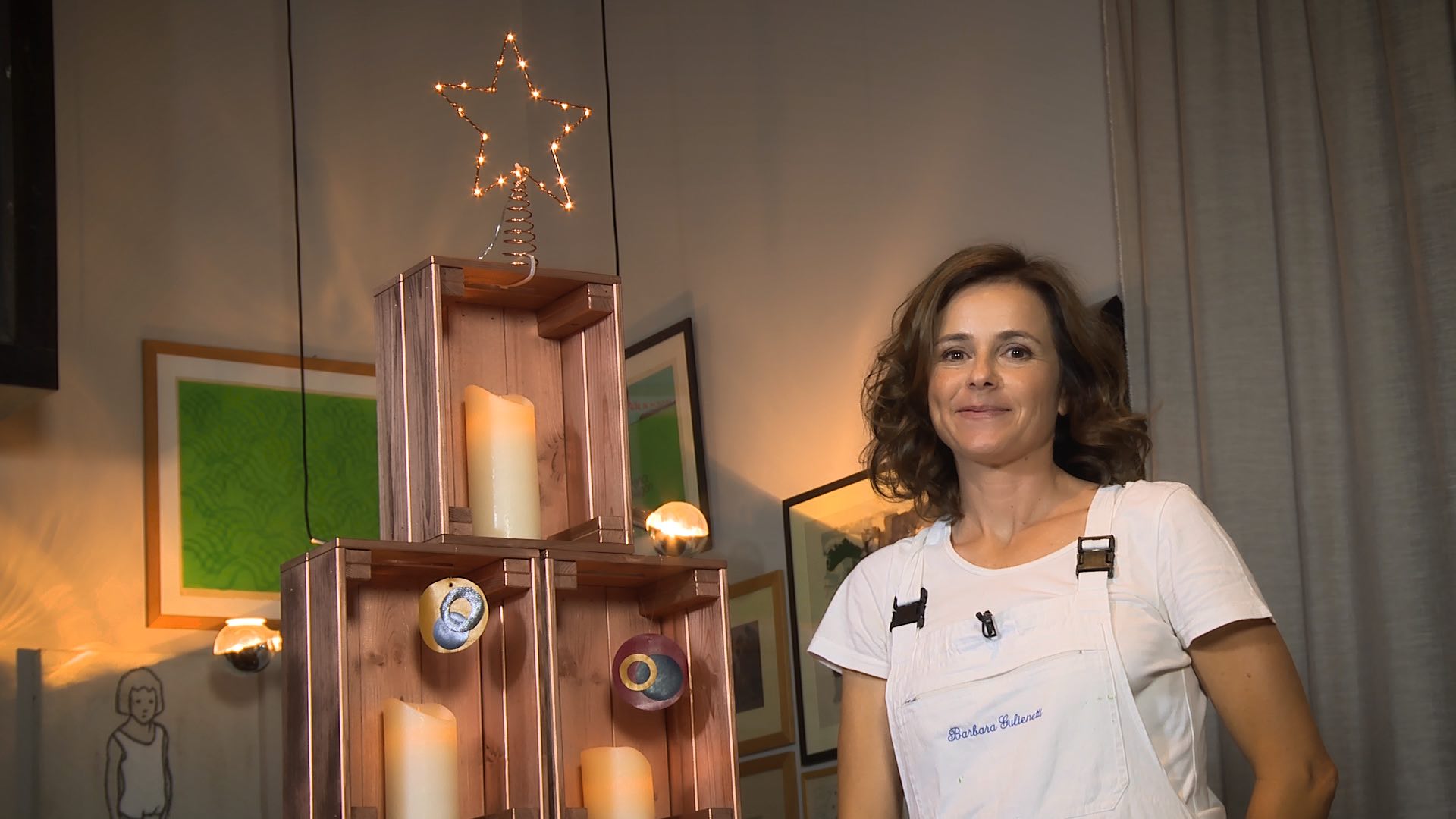 Albero Di Natale Con Cassette Di Legno Candele Finte E Palle In Cuoio