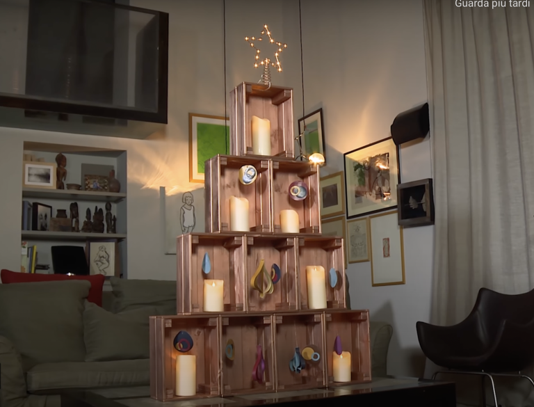 Un albero di Natale moderno di cassette di legno