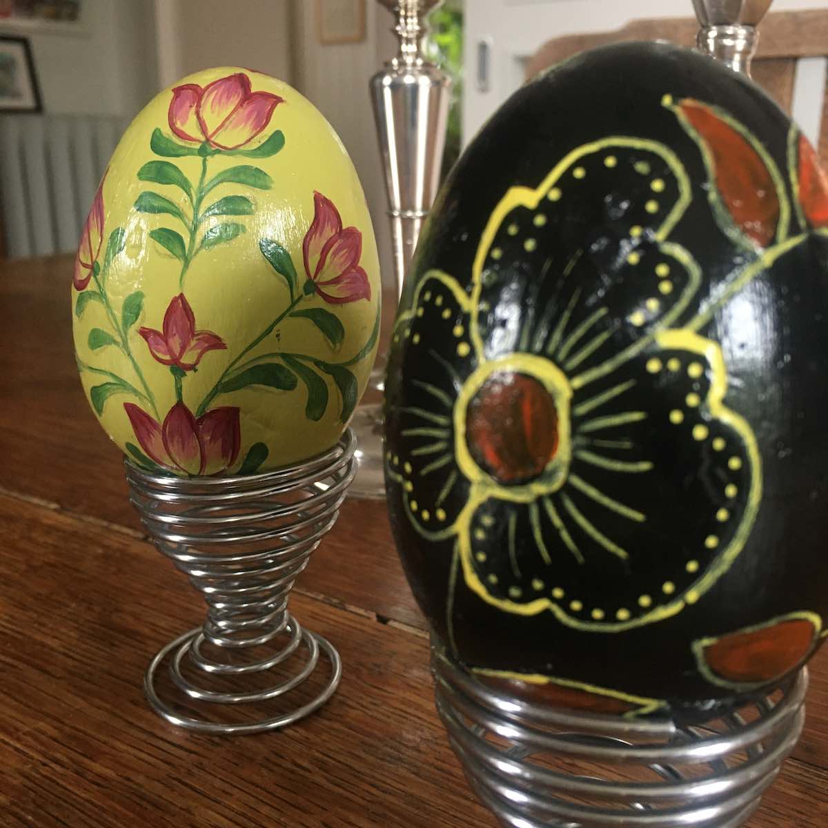 MiuCo 36 Pezzi Uova di Pasqua Decorate con 6 Pennelli Appendere Le Uova di Plastica con La Corda Pittura di Artigianato Fai da Te di Pasqua per La Decorazione e Regalo 