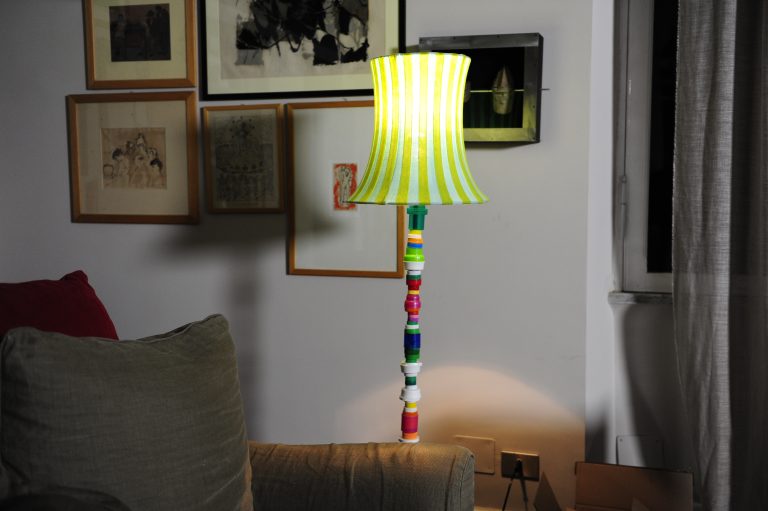 Una lampada multicolore con i tappi di plastica