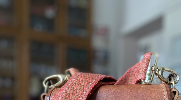 Una vecchia fusciacca diventa una tracolla da borsa cool