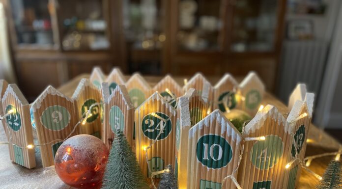 Il paesino innevato è un calendario dell’Avvento fai da te