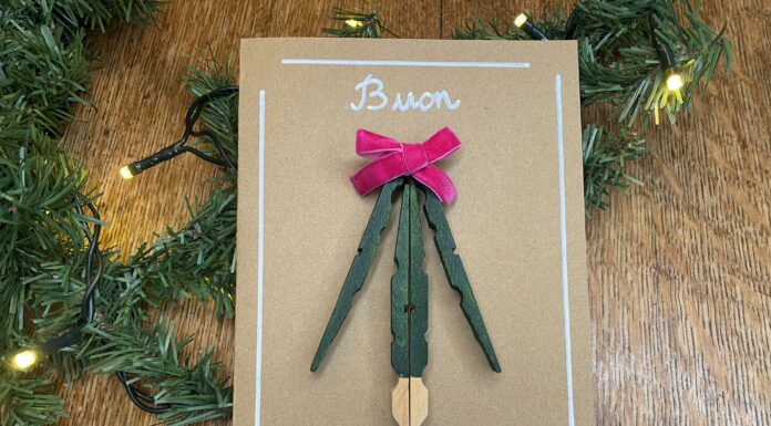 Mollette da bucato sul biglietto di auguri del bricoleur