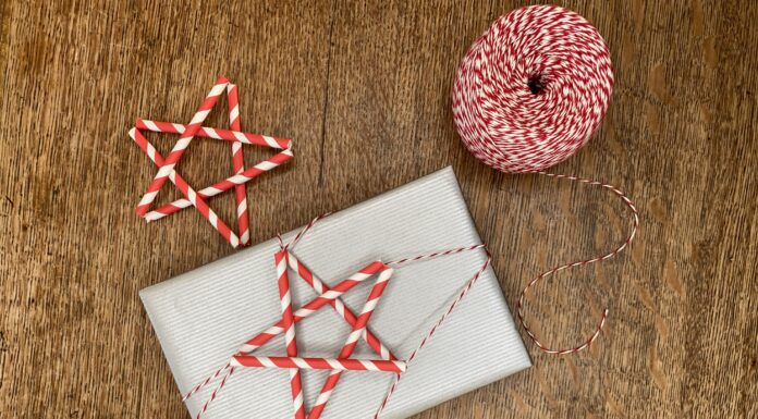 Come fare un pacchetto di Natale con una stella di cannucce