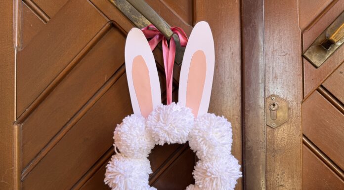 Una buffa ghirlanda di Pasqua da appendere alla porta
