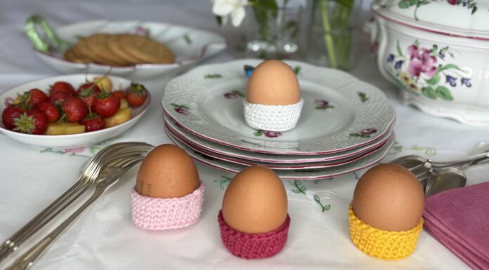 A Pasqua il porta uovo colorato è all’uncinetto